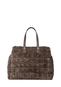 Borsa marrone in pelliccia sintetica con texture trapuntata e manici in pelle abbinati, forma rettangolare e superficie morbida e vellutata.