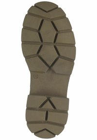 Suela de bota de goma con un diseño de lugs. Presenta surcos profundos y patrones geométricos. Color marrón claro con una marca de tamaño de 38.