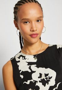 Marc O'Polo DRESS FEMININE SILHOUETTE CUTLINES SLEEVELESS - Denné šaty - multi