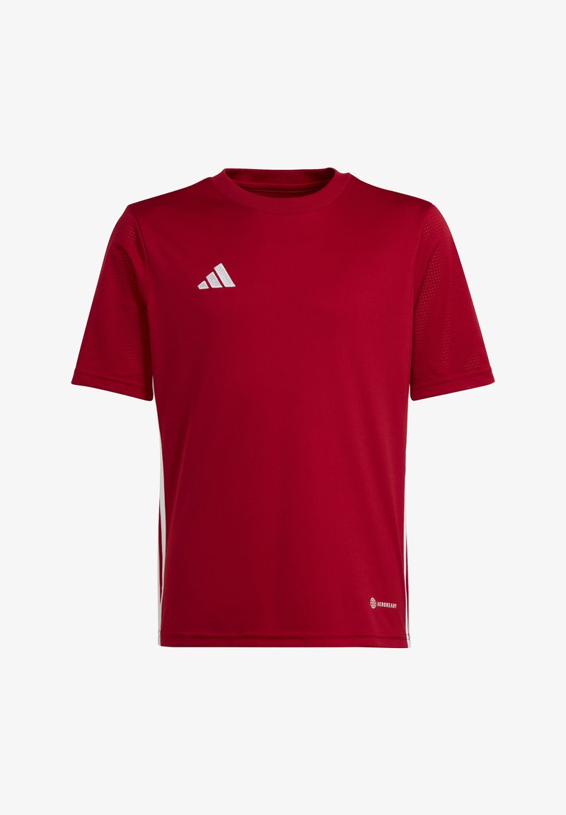 Camiseta deportiva roja de manga corta con acentos de malla, que presenta un logo blanco en el lado izquierdo del pecho y franjas blancas a lo largo de los lados.
