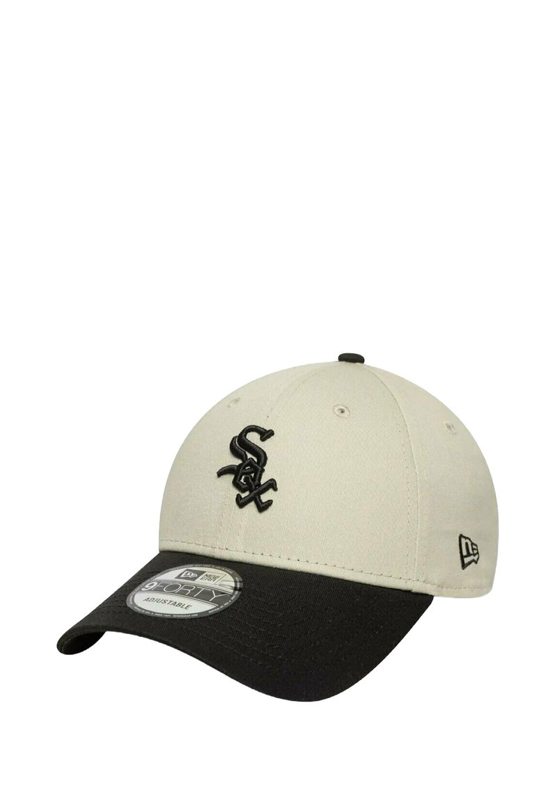 Cappellino da baseball beige con visiera nera. Presenta un logo ricamato in nero. Cinghia regolabile con sotto visiera verde e etichetta brandizzata sulla visiera.