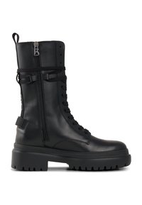 Czarne wysokie kozaki wojskowe do kolan wykonane z gładkiej skóry, wyposażone w przedni zamek błyskawiczny, sznurowanie oraz masywną podeszwę z głębokim bieżnikiem.