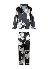 Ensemble de pyjama en satin noir avec des motifs floraux blancs ; haut à manches longues avec boutonnière et poche, et pantalon à taille élastique. Texture douce.