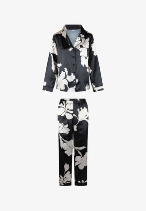 Czarny satynowy zestaw piżamowy z białymi wzorami kwiatowymi; koszula z długim rękawem zapinana na guziki z kieszonką oraz spodnie na gumce. Miękka faktura.