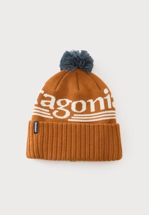 Cappello marrone lavorato a maglia con risvolto, logo testuale parziale bianco e pon pon grigio scuro sulla cima.