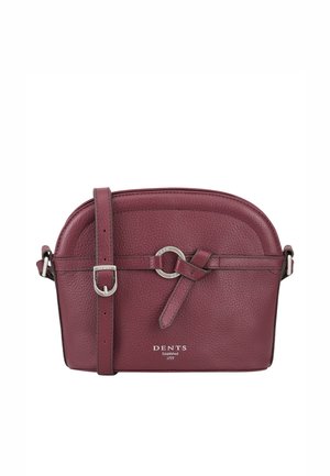 Sac bandoulière en cuir bordeaux avec sangle réglable, boucle argentée et détail anneau, finition texturée, et logo "Dents Established 1777".