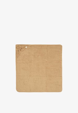 Puha barna babatörölköző kapucnival, amelynek egyik sarkán medvefülek és hímzett medvearc található.