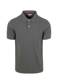 Grijze polo met korte mouwen, gemaakt van een zachte stof. Beschikt over een klassieke kraag, een placket met twee knopen en een rood logo op de borst.
