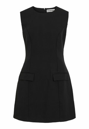 Vestido negro sin mangas con un alto cuello, costuras con pinzas y dos bolsillos frontales. Está hecho de una tela suave para una silueta ajustada.