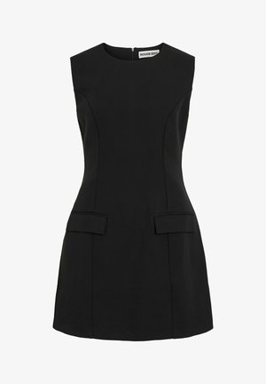 Svart ermeløs kjole med høy hals, dart-sømmer og to frontlommer. Laget av glatt stoff for en figurnær silhuett.