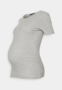 Camisola de maternidade cinza com riscas, de mangas curtas e silhueta ajustada, desenhada para conforto, com franzidos laterais perto da cintura.