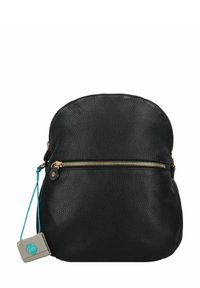 Sac à dos en cuir noir avec une surface texturée, de forme arrondie, fermeture éclair dorée et une étiquette turquoise en accent. Comprend une poche zippée à l'avant.