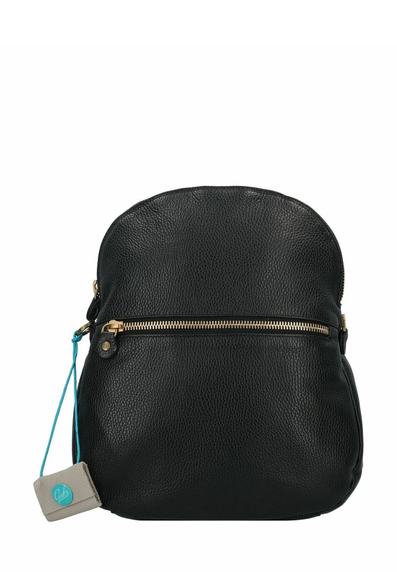Sac à dos en cuir noir avec une surface texturée, de forme arrondie, fermeture éclair dorée et une étiquette turquoise en accent. Comprend une poche zippée à l'avant.