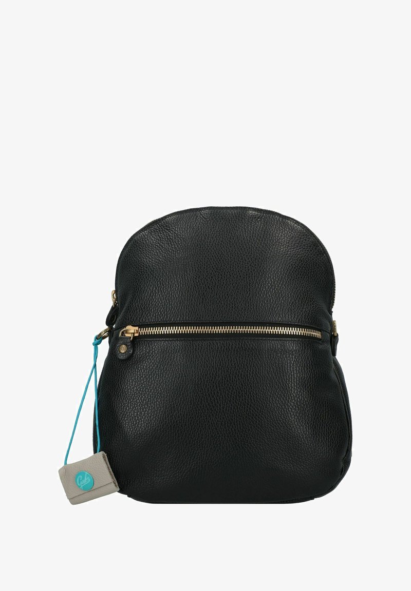 Zwarte leren rugzak met een gestructureerd oppervlak, ronde vorm, gouden rits en een turquoise labelaccent. Bevat een voorste ritsvak.