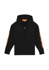 Sudadera negra con mangas largas, con un logotipo naranja en el brazo izquierdo, capucha con cordones y textura suave. Diseño simple y moderno.
