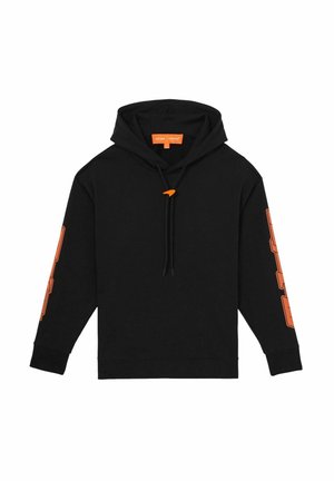 Schwarzer Kapuzenpullover mit langen Ärmeln, der orangefarbene Markenlogos auf dem linken Arm, eine Kordelzugkapuze und eine weiche Textur aufweist. Einfaches, modernes Design.