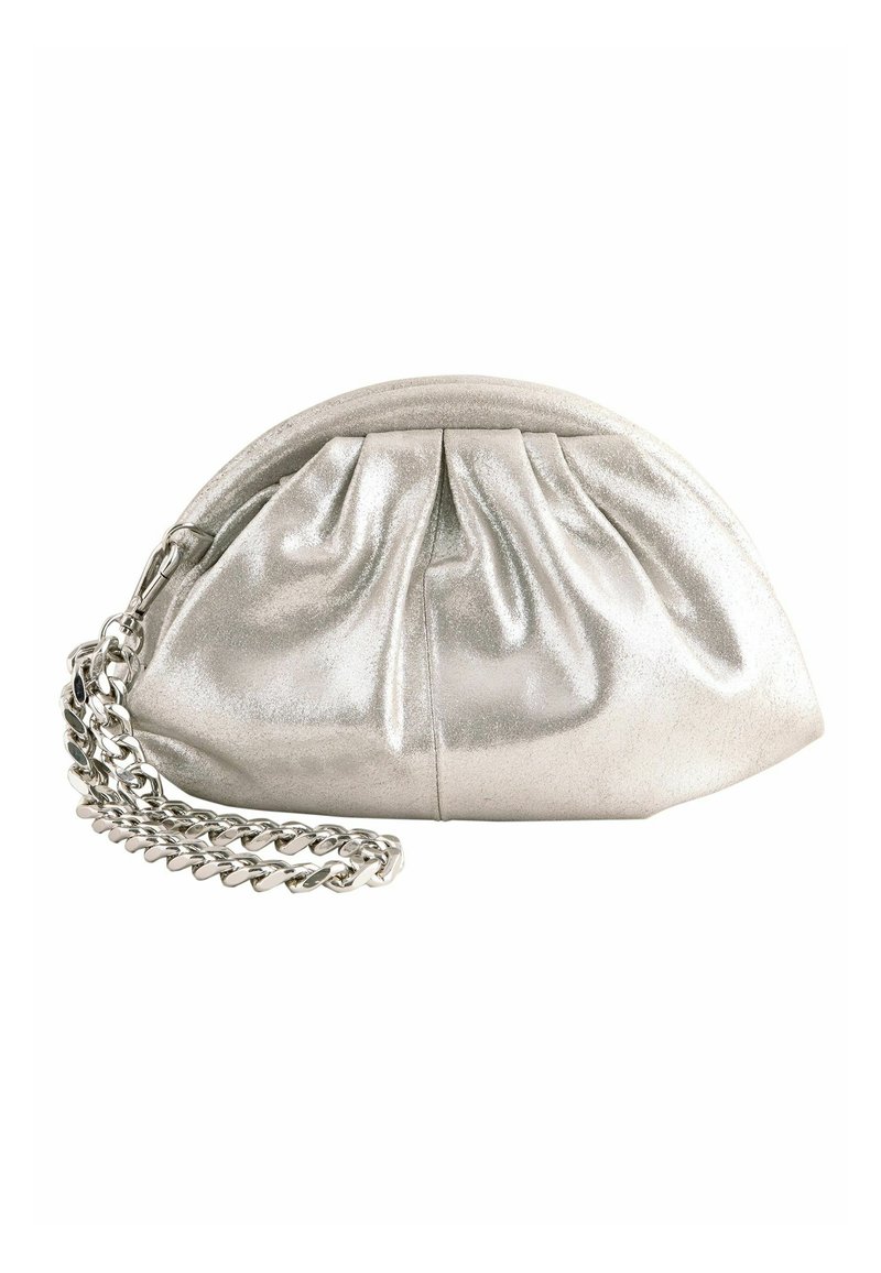 Metallisch silberne Clutch-Tasche mit runder Form, plissiertem Design und einer dicken silbernen Kettenriemen. Glatte Textur mit glänzendem Finish.