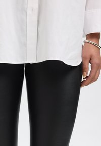 Selected SFSYLVIA - Pantaloni di pelle - black