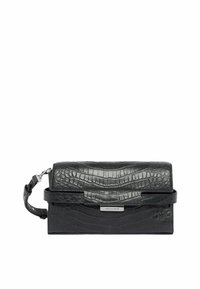 Borsa a pochette in pelle nera con motivo testurizzato a coccodrillo, dotata di una tracolla removibile e un accento metallico sul davanti.