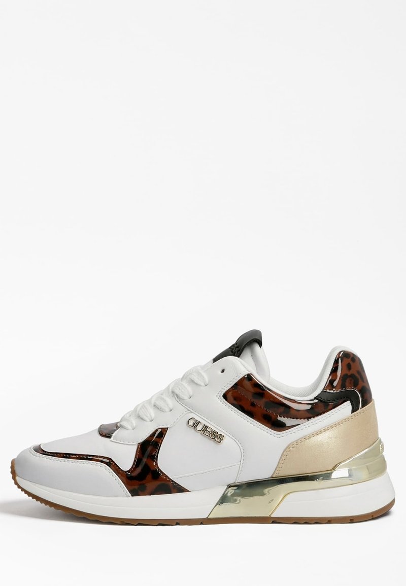Białe sneakersy z akcentami w panterkę, teksturowanymi panelami, złotymi elementami i amortyzowaną podeszwą. Oferują detal z logotypem po boku.