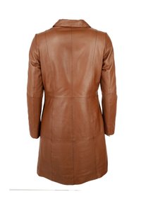 Bruine leren jas met een rechte snit, ingesneden kraag en lange mouwen. Beschikt over verticale naaddetails op de rug.