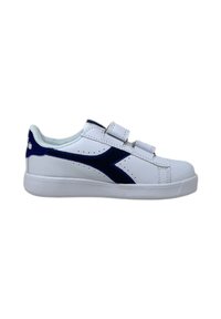 Sneakers bianchi con accenti blu navy, due cinturini in velcro, dettagli perforati sui lati e una suola in gomma bianca texturizzata.