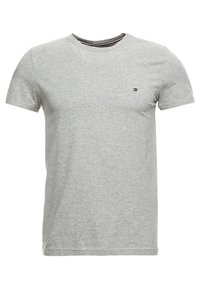 T-shirt in cotone grigio con colletto rotondo, maniche corte e un piccolo logo ricamato sul petto. Texture morbida e vestibilità classica.