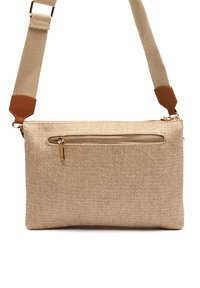 Beige textiele schoudertas met een ritsvak aan de voorkant, leren accenten op de schouderband en een gladde, geweven textuur.
