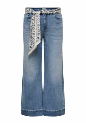 Lyseblå cowboybukser med vide ben og et hvidt bælte med mønster bundet i taljen.