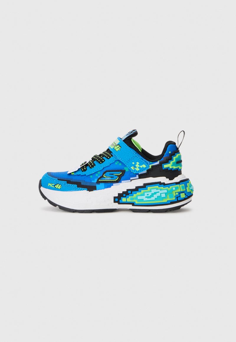 Blauwe en zwarte sneaker met pixelachtige turquoise accenten, textuurmaterialen, gevoerde kraag en een slip-on band voor een veilige pasvorm.