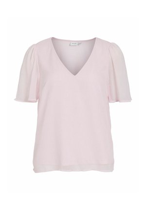 Blouse rose clair avec décolleté en V et manches courtes bouffantes, en tissu fluide et semi-transparent.