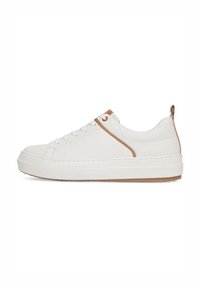 Białe skórzane sneakersy z okrągłym noskiem, sznurówką z przodu, brązowymi akcentami i grubą gumową podeszwą. Posiadają pętelkę z tyłu.