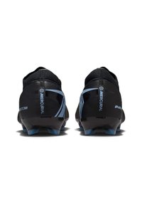 Botas de fútbol negras con acentos azules, que presentan un diseño aerodinámico y una superficie texturizada. En la parte trasera se muestra la marca "Mercurial" y una suela con tacos.