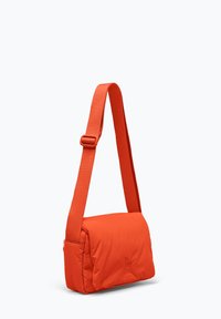 Borsa a spalla arancione con esterno in tessuto imbottito, forma rettangolare, tracolla regolabile e chiusura a patta. Design minimalista.