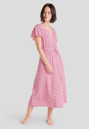 Vestido envolvente rosa con patrones de diamantes en blanco, mangas cortas con vuelo, escote en V y un cinturón de lazo, que llega hasta medio pantorrilla.