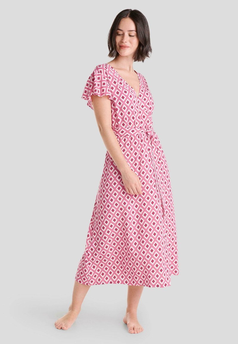 Vestido envolvente rosa con patrones de diamantes en blanco, mangas cortas con vuelo, escote en V y un cinturón de lazo, que llega hasta medio pantorrilla.