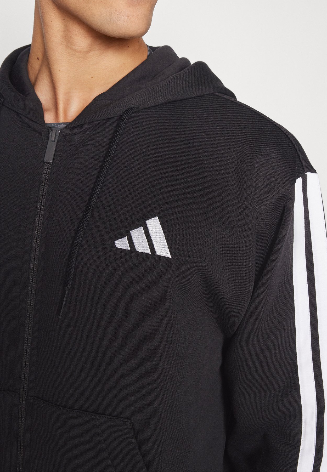 ESSENTIALS THREE STRIPES FLEECE