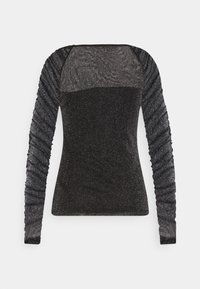 Svart långärmad topp med texturerad kropp, prydd med glänsande, veckade ärmar och en figurnära design. Tillverkad av ett lätt, glittrande tyg.