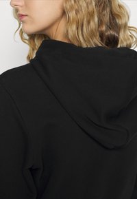 NA-KD PAMELA REIF x NA-KD - ZIP DETAIL HOODIE - Camisola com fecho - black