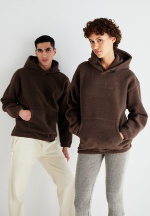 COZY UP HOODIE UNISEX - Kapucnis pulóver - hot fudge
