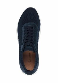 Sneaker blu navy realizzato con mesh traspirante e dettagli in suede. Presenta una parte superiore testurizzata, chiusura con lacci e una suola in gomma bianca.