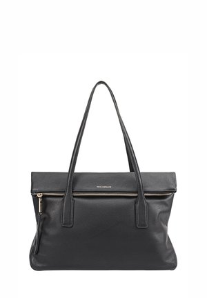 Sac fourre-tout en cuir noir avec un dessus plat, deux poignées, poche zippée à l'avant et texture grainée subtile, avec un zip et un logo en ton doré.