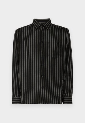 Svart skjorte med vertikale hvite striper, kragedesign, lange ermer, brystlomme og knappeåpning. Stoffet virker glatt og lett.