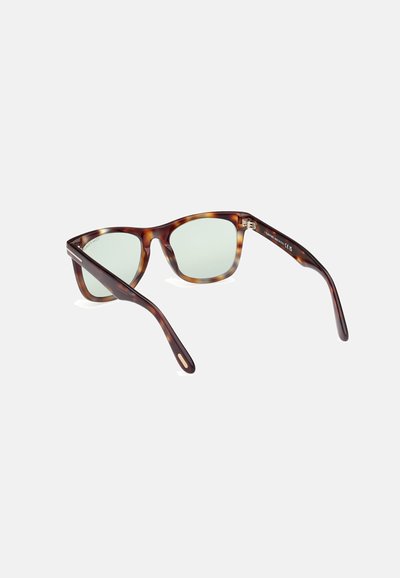 Ochelari de soare cu model broască țestoasă, lentile verde deschis. Design pătrat, ramele groase din acetat și brațele subțiri cu accente metalice.