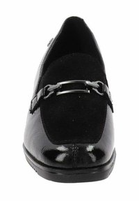 Mocassino in pelle nera con tomaia in suede, dettaglio in metallo argentato a forma di morsetto sul davanti e suola a tacco basso visibile dalla vista frontale.