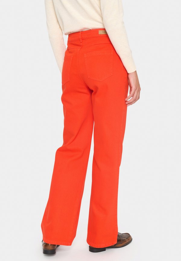 ILUSZ WIDE LEG - Flared Jeans - flame scarlet2