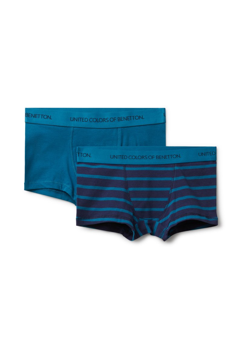 Dva páry pánských boxerky, jeden jednofarebný v tmavě modré barvě a jeden námořnický s tyrkysovými pruhy, oba s páskem "United Colors of Benetton".