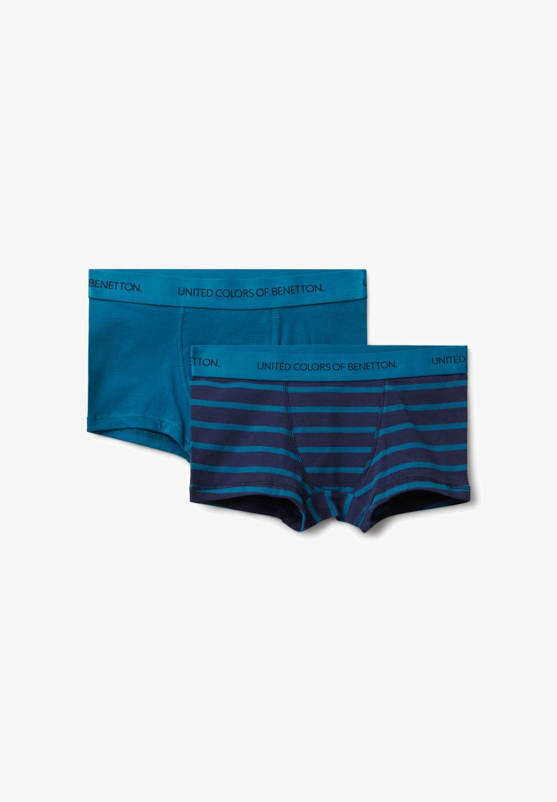 Dva páry pánských boxerky, jeden jednofarebný v tmavě modré barvě a jeden námořnický s tyrkysovými pruhy, oba s páskem "United Colors of Benetton".