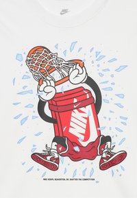 Animovaná krabica na tenisky Nike oblečená v teniskách a šortkách zhazuje basketbal cez obruč, pričom rozbíja sklo okolo seba.