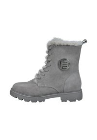 Graue Wildleder-Stiefeletten verfügen über einen Kunstfellbesatz, ein Metall-Logo-Detail und eine robuste Gummisohle mit Profilstollen. Schnürdesign mit sechs Ösen.